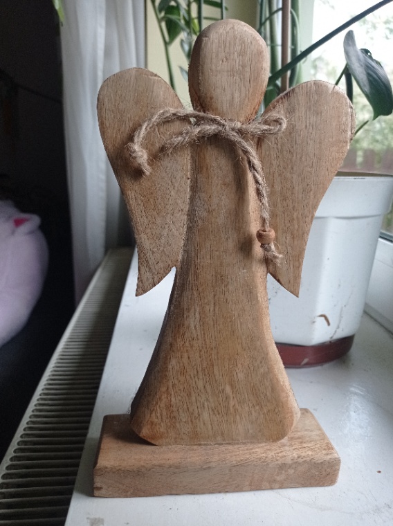 Drewniana figurka anioła