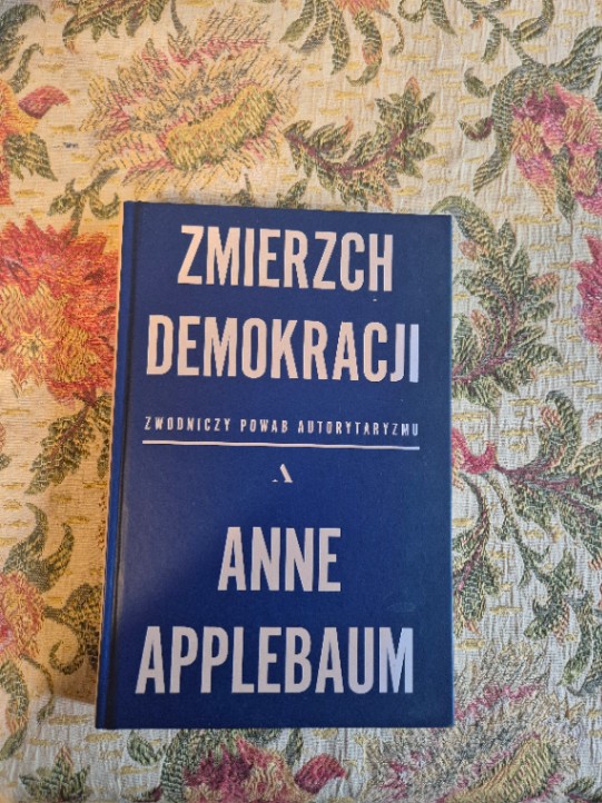 Książka-"Zmierzch demokracji", bardzo interesująca. Podwóny egzemplarz w domu.
