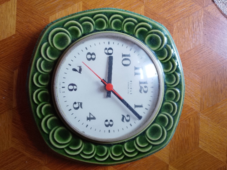 Stary zegar ceramiczny